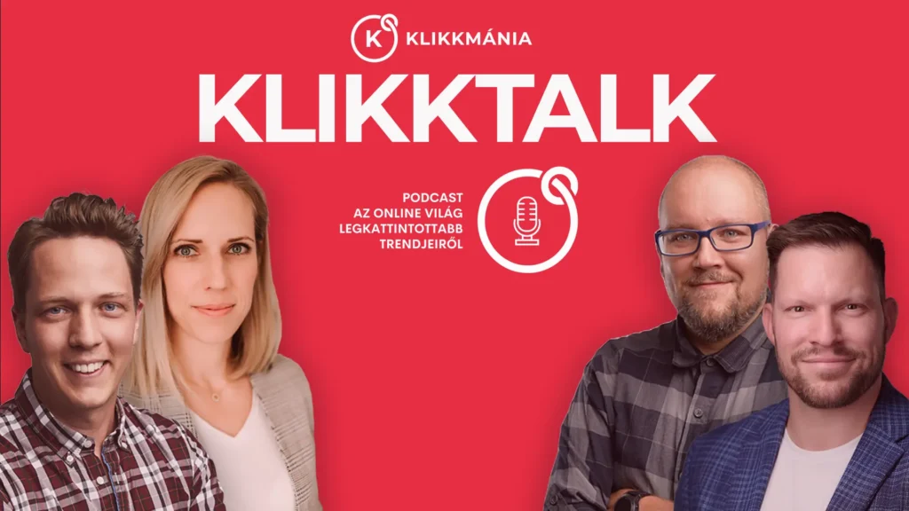 Négyen mosolyognak piros háttér előtt KLIKKTALK és Podcast az online világ legkattintottabb trendjeiről szöveggel. A tetején a KLIKKMÁNIA logó ül, egy mikrofon ikonnal körben, miközben olyan témákban mélyednek el, mint a hamis értékelések és a Google Maps frissítései.